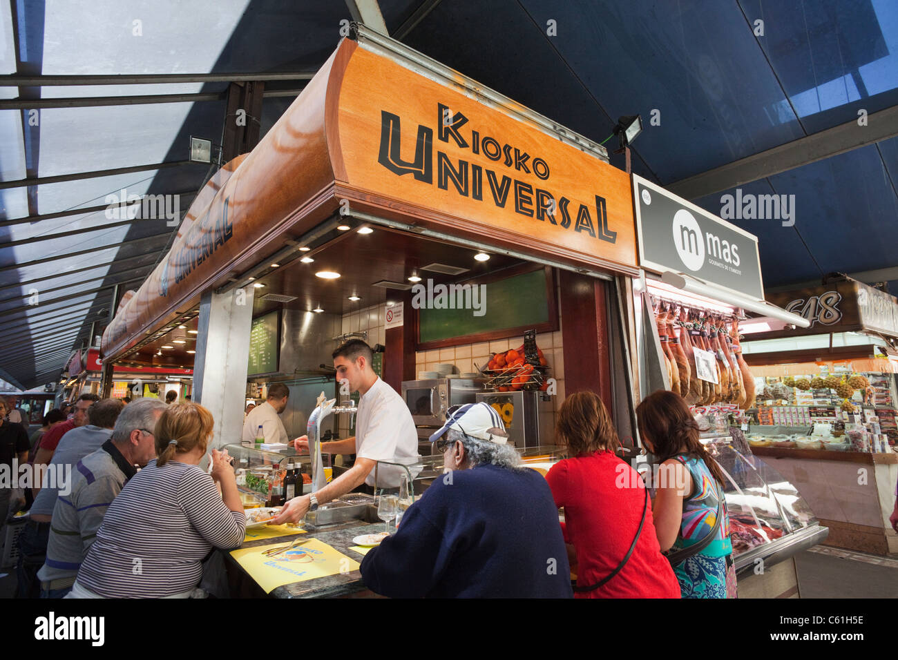 España, Barcelona, Las Ramblas, el mercado de La Boquería, kiosko, bar de  tapas y bebidas Universal Fotografía de stock - Alamy