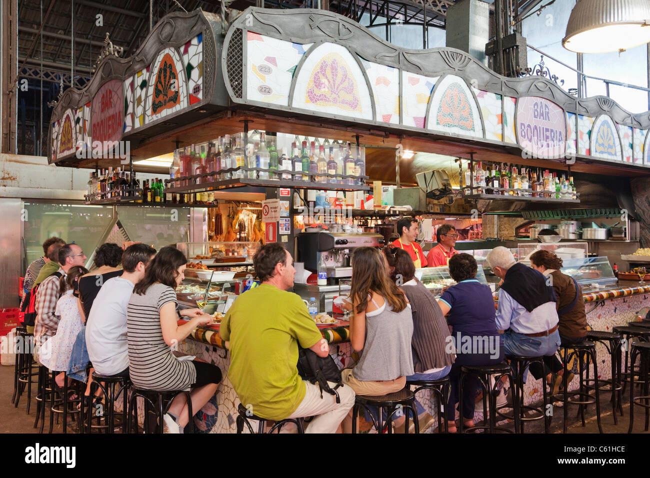 España, Barcelona, Las Ramblas, el mercado de La Boquería, bebidas y tapas  bar Fotografía de stock - Alamy