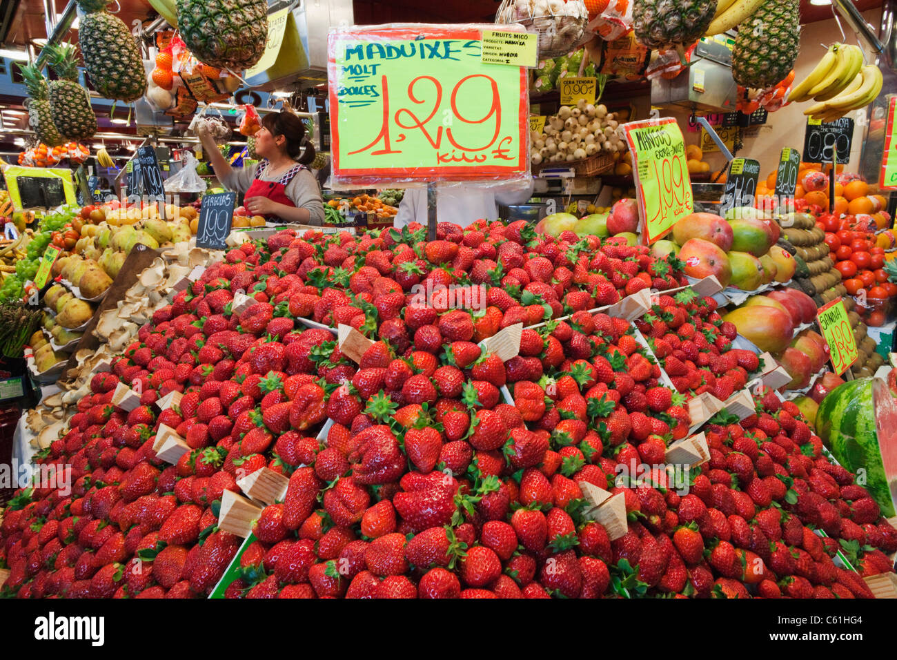 España, Barcelona, Las Ramblas, el mercado de La Boquería, puesto de frutas  mostrar Fotografía de stock - Alamy