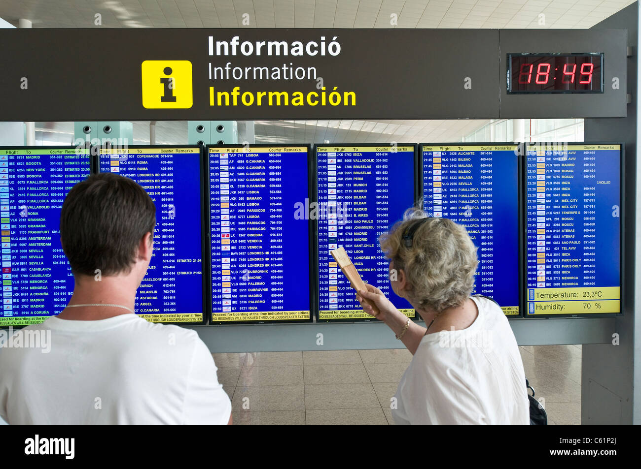 Junta de salidas de vuelos en la Terminal 1 del aeropuerto El Prat de  Barcelona, España Fotografía de stock - Alamy