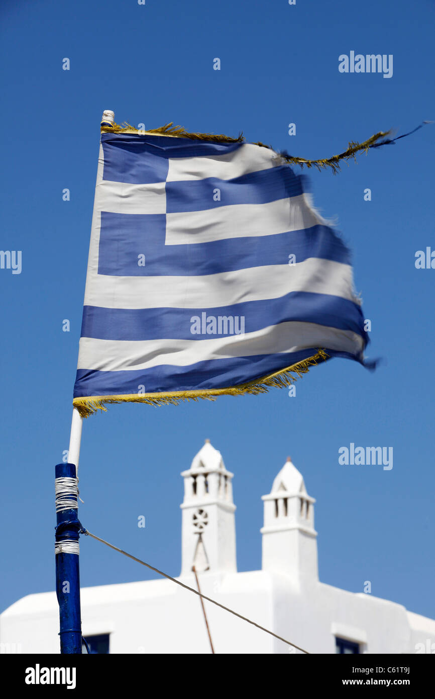 Bandera griega, Casco antiguo, típico de colores blanco y azul, isla mediterránea Mykonos, Grecia, Europa. Foto de stock