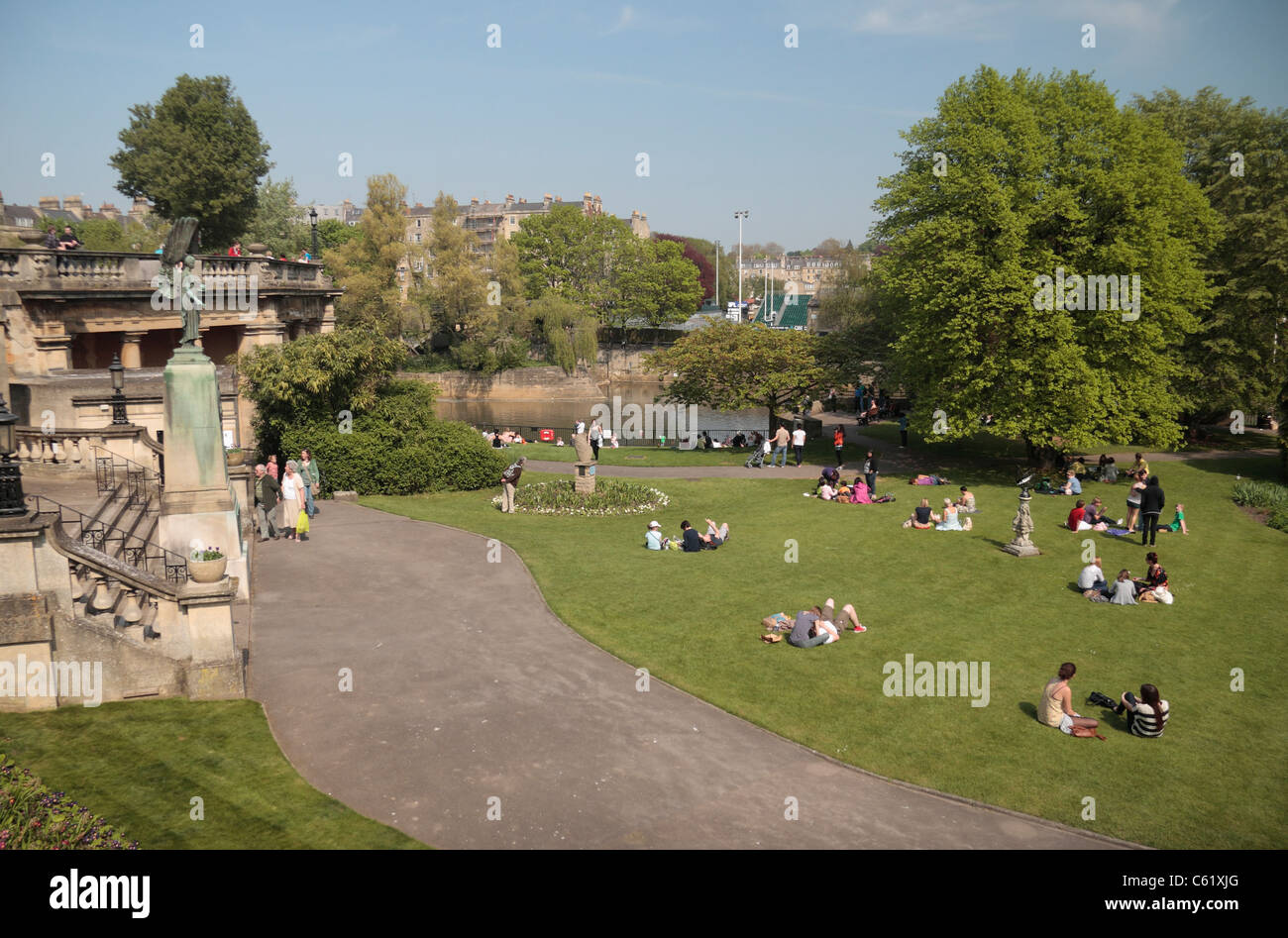 Las personas disfrutar del cálido clima primaveral (Abr 2011) en Parade Gardens, Bath, Inglaterra. Foto de stock