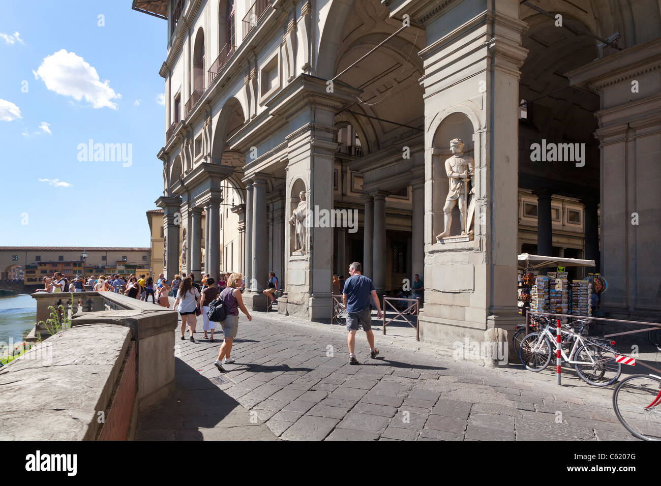 La Galería de los Uffizi, la fachada frente al río Arno, Florencia, Italia. Foto de stock