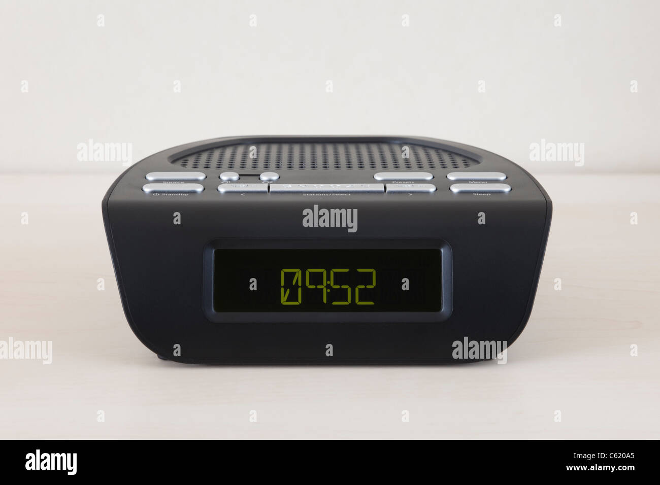 Plástico negro sin marca Pure Siesta mi DAB radio reloj digital que muestra la hora en la mañana. Inglaterra, Reino Unido, Gran Bretaña Foto de stock