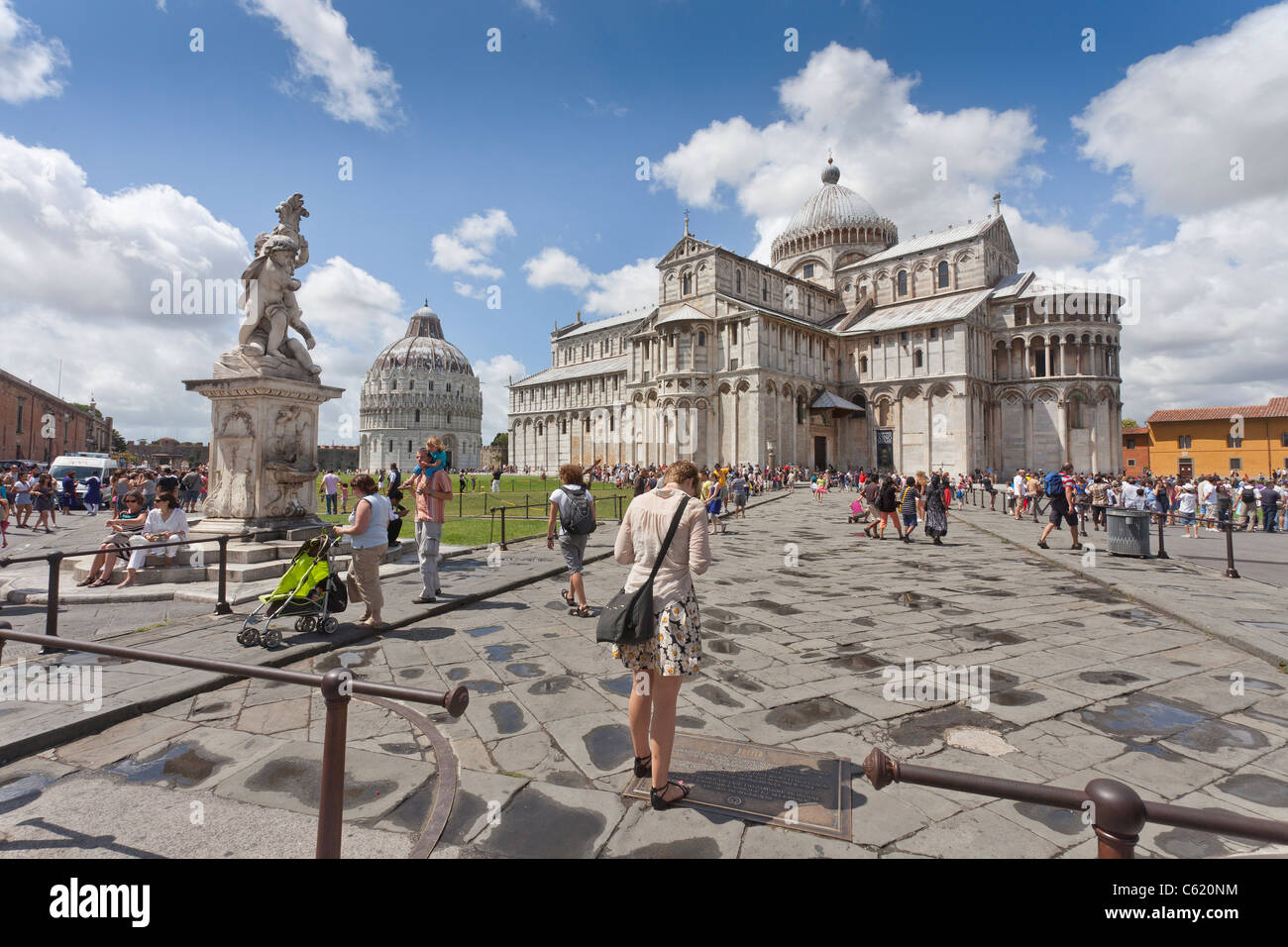 La Piazza dei Miracoli, "Plaza de Los Milagros" de Pisa, Italia. Mostrando el Duomo y el baptisterio Foto de stock