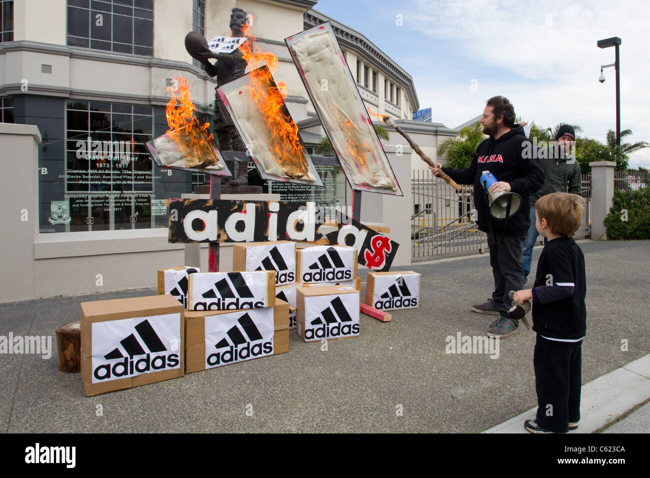 Los manifestantes prendieron fuego a burlarse del Logotipo de Adidas y  cajas para protestar contra los precios de Adidas todo negro camisas de  rugby Fotografía de stock - Alamy