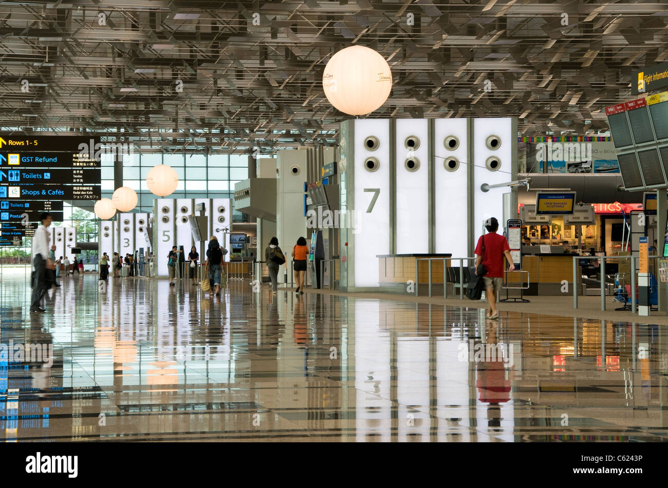 Salida terrestre hall, la Terminal 3 del aeropuerto de Changi, Singapur Foto de stock