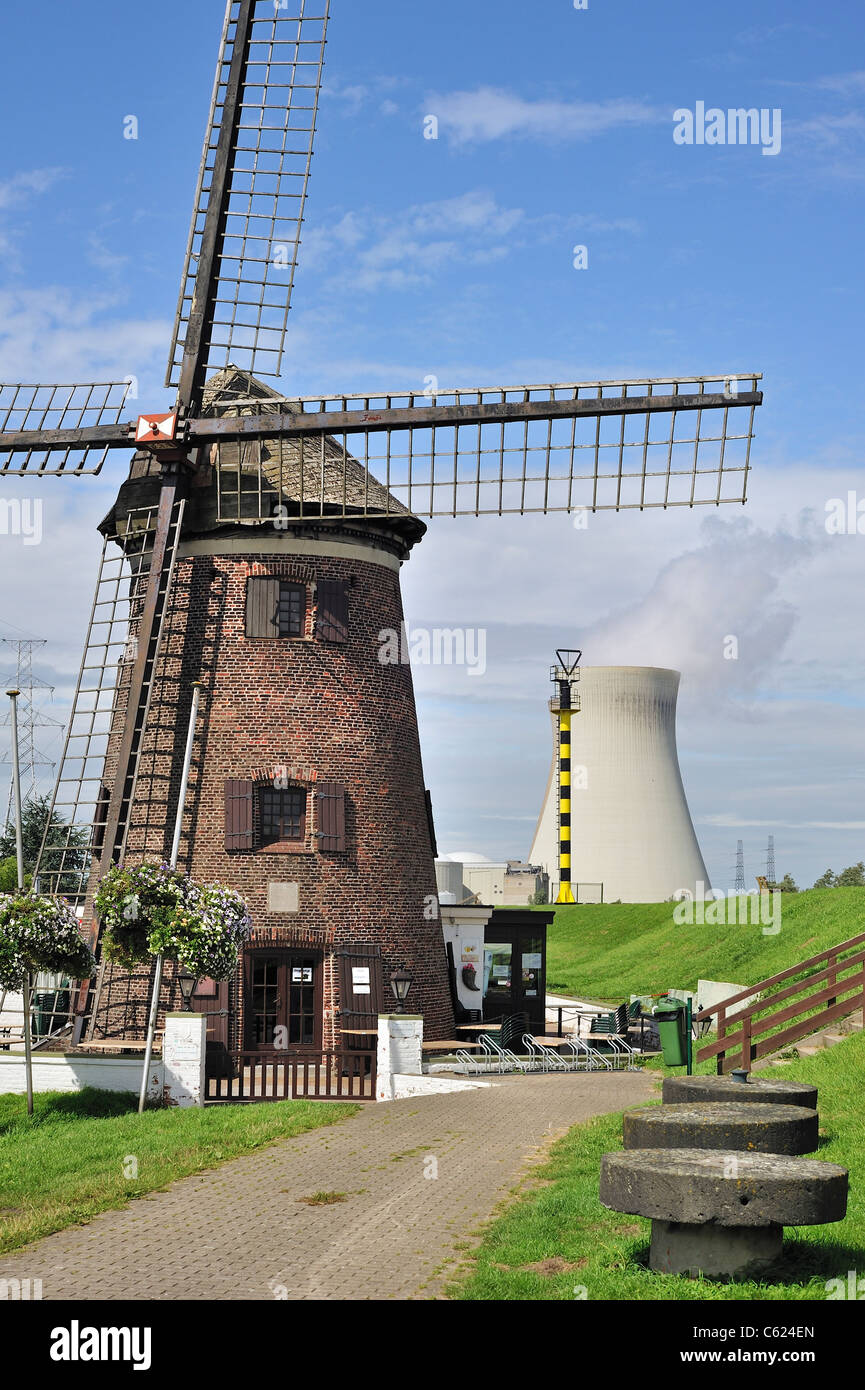 El Windmill Scheldedijkmolen y torres de enfriamiento de la planta nuclear Doel junto al río Escalda en Beveren, Bélgica Foto de stock