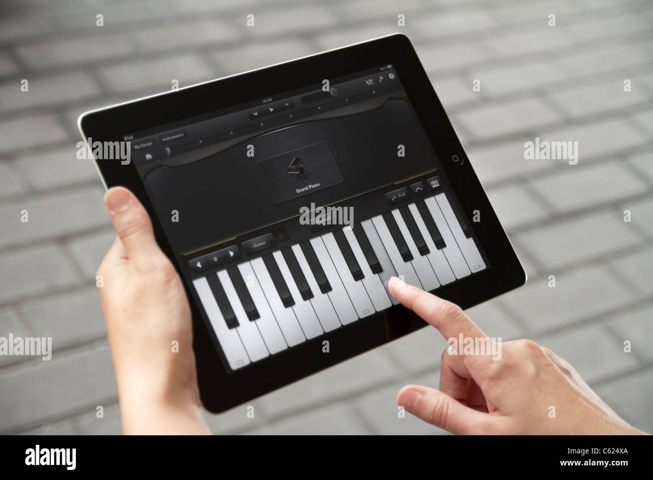 Una mujer afuera tocando el piano, que incluía en GarageBand, aplicación en  Apple Ipad2 Fotografía de stock - Alamy