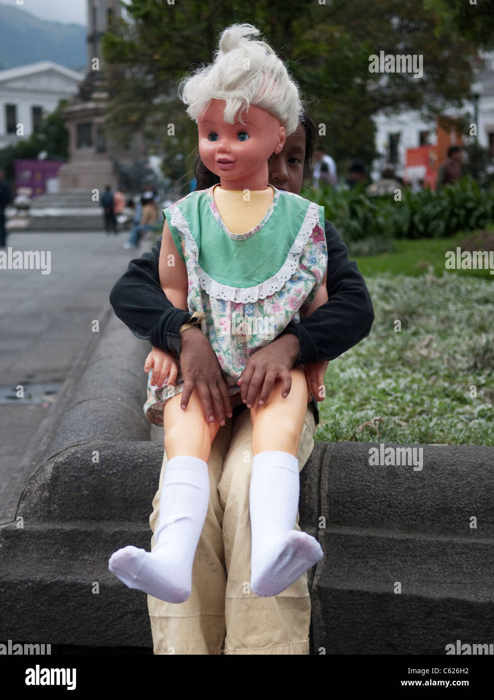 Girl with doll latin america fotografías e imágenes de alta resolución -  Alamy