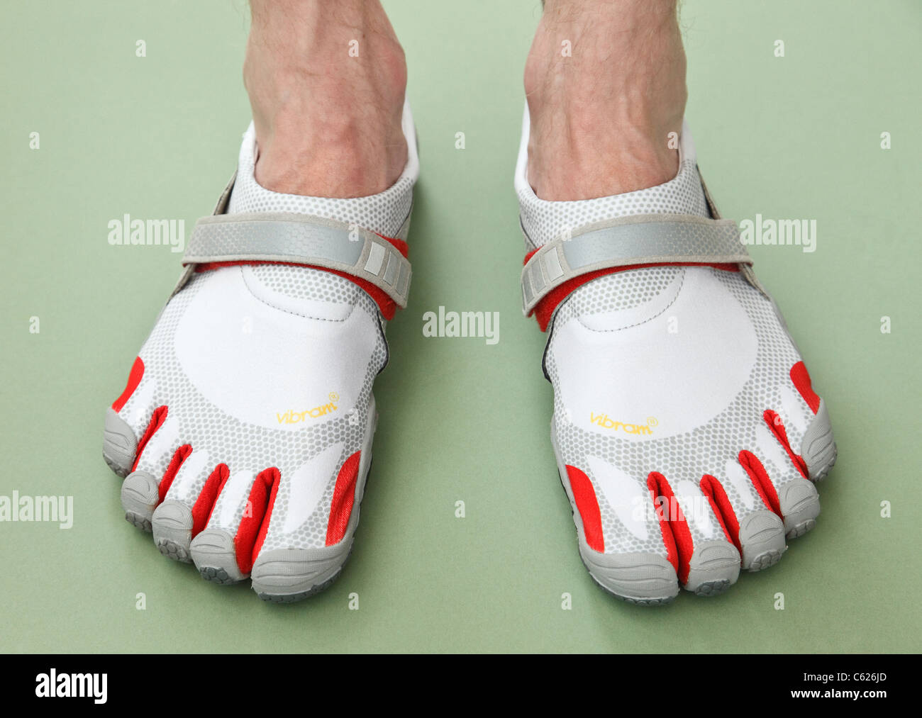 Un hombre que llevaba un par de Vibram FiveFingers Bikila barefoot  minimalista de caminata y carrera atlética de calzado deportivo Fotografía  de stock - Alamy