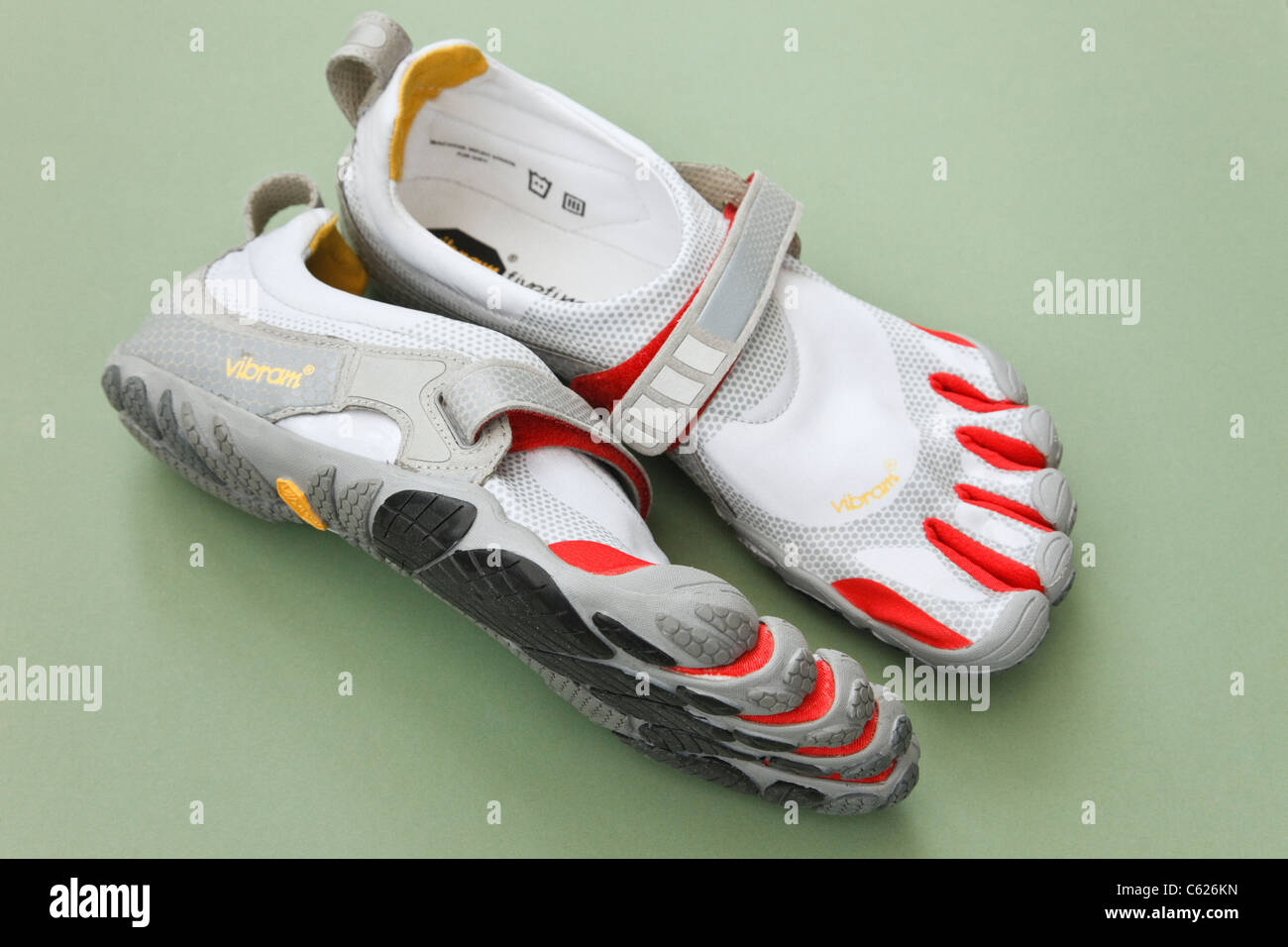 Vibram five fingers shoes fotografías e imágenes de alta resolución - Alamy