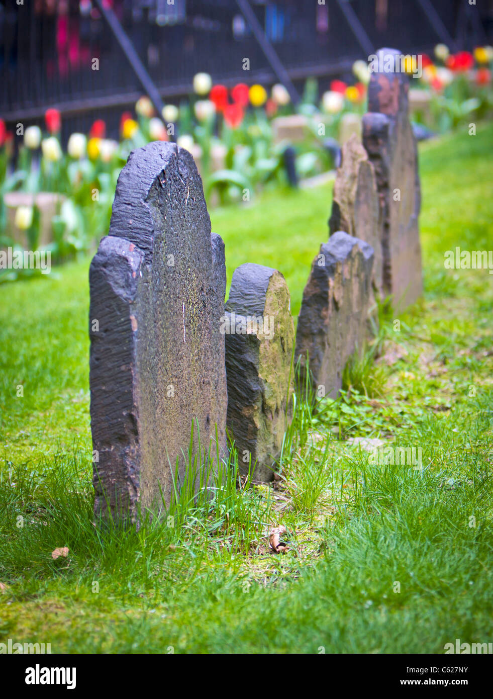 Lápidas antiguas en una antigua iglesia yard Foto de stock