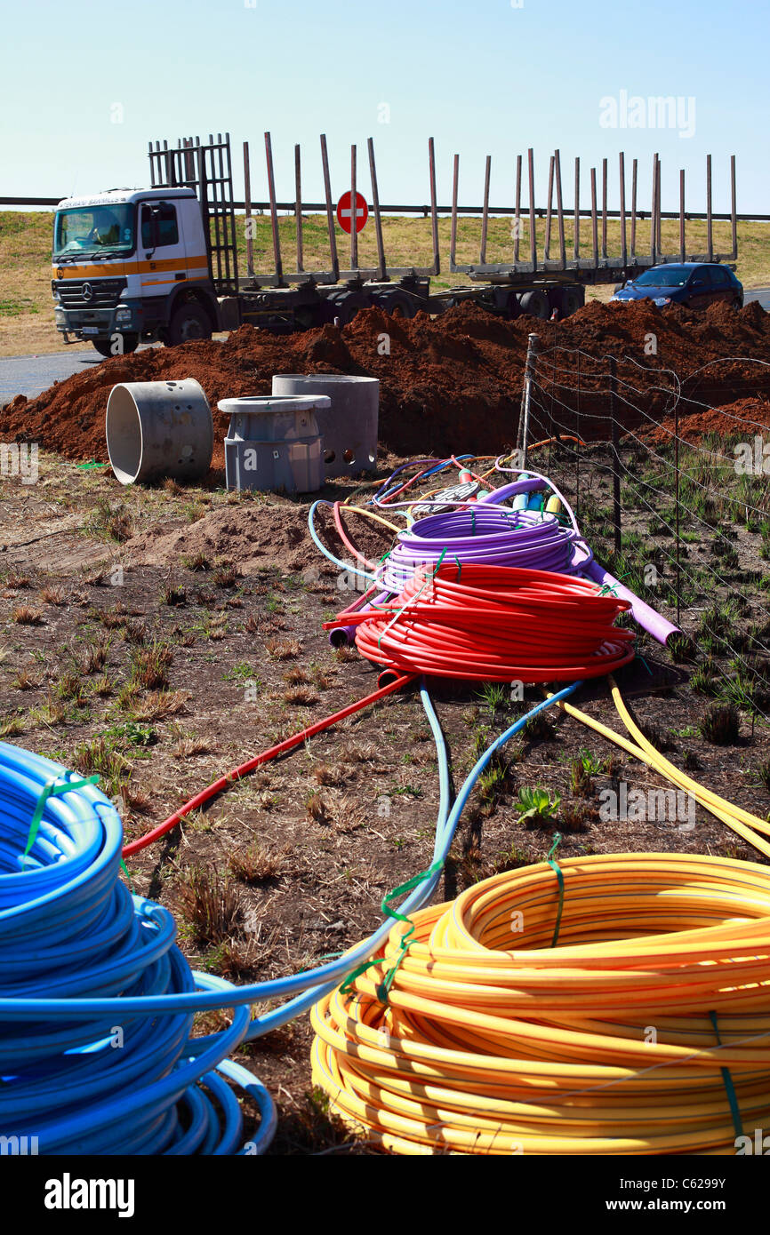 Cable de fibra óptica instalado junto a la autopista N3 de 600km entre Johannesburgo y Durban, en Sudáfrica. Foto de stock