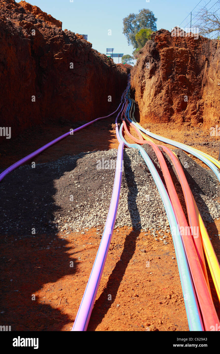 Cable de fibra óptica instalado junto a la autopista N3 de 600km entre Johannesburgo y Durban, en Sudáfrica. Foto de stock
