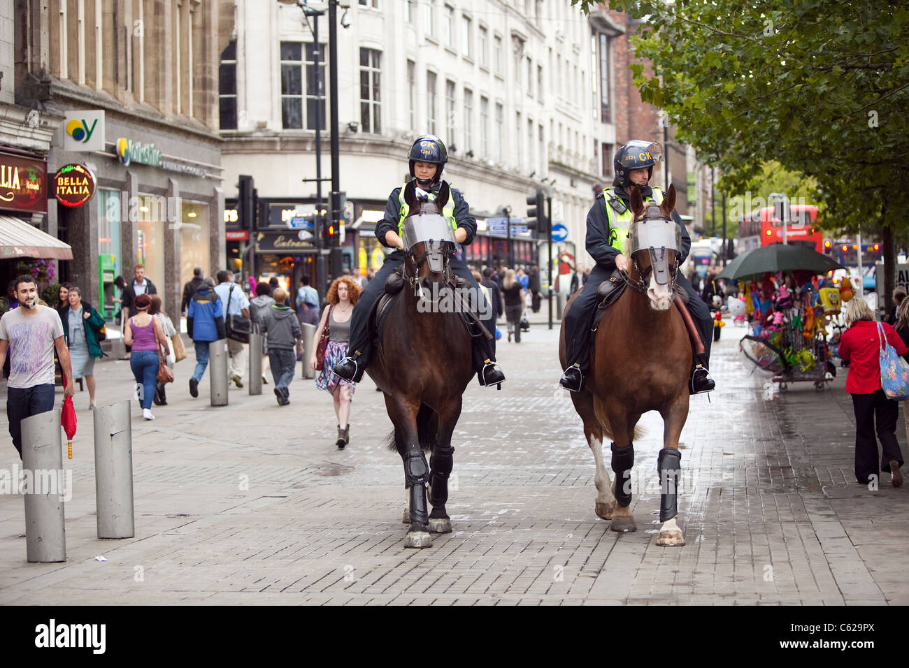 Patrulla de la policía montada cerca de Manchester Piccadilly Gardens Foto de stock