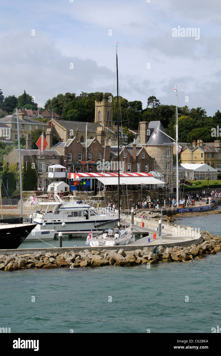 El Royal Yacht Squadron de Cowes ha visto durante 2011 Semana de Cowes en la Isla de Wight Inglaterra Foto de stock