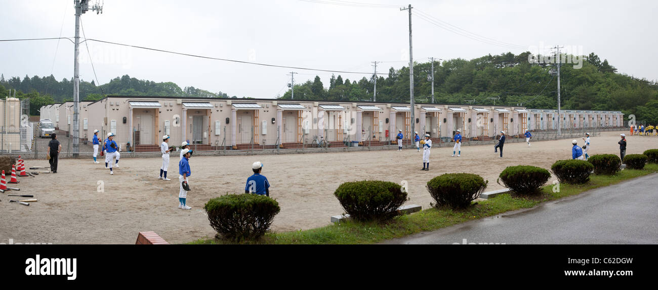Filas de vivienda temporal llenar un patio de escuela media de Kesennuma, Miyagi, Japón en junio de 2011. Foto de stock