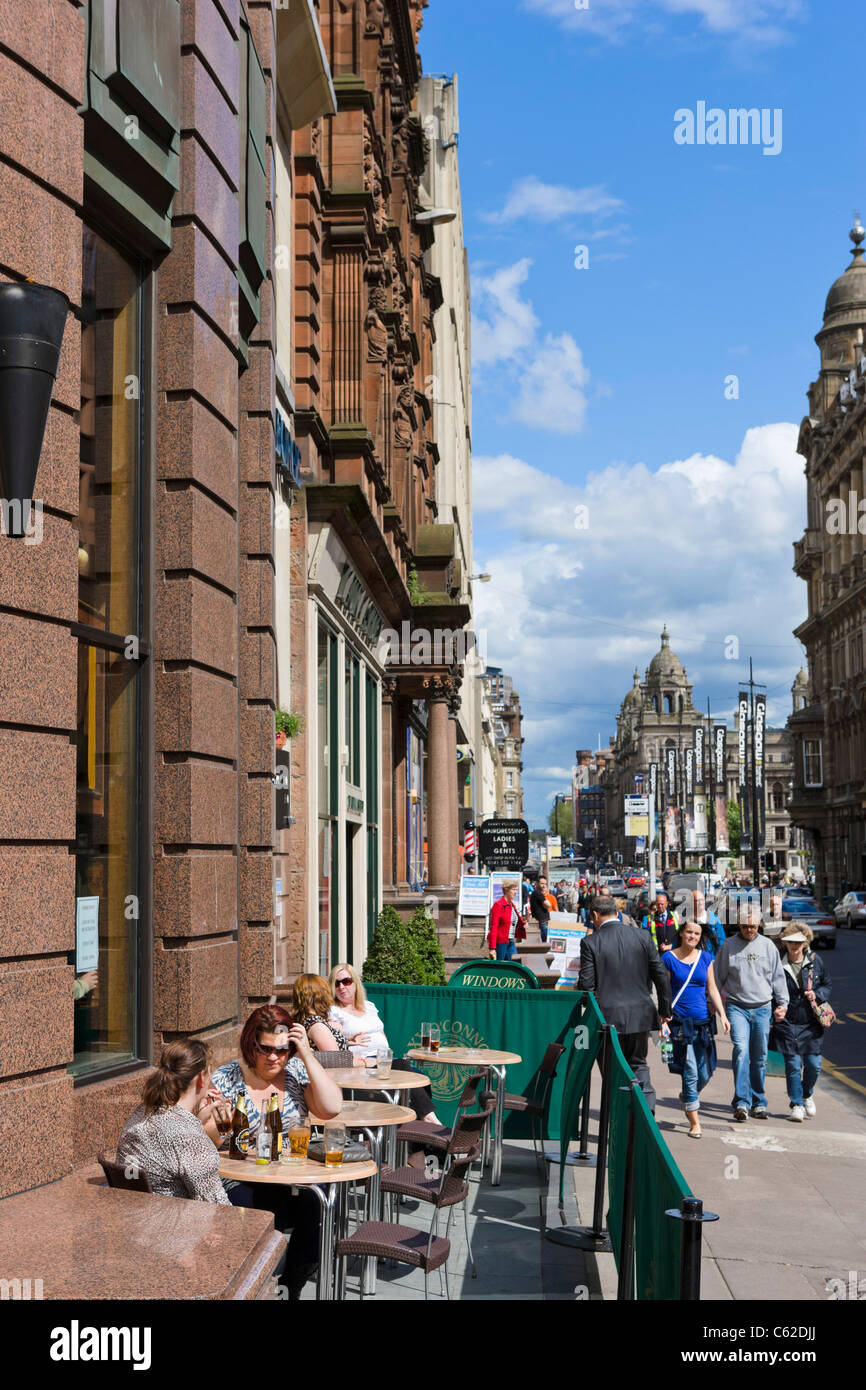 Terraza de un pub de la calle Buchanan Street en el centro de la ciudad, Glasgow, Escocia, Reino Unido Foto de stock
