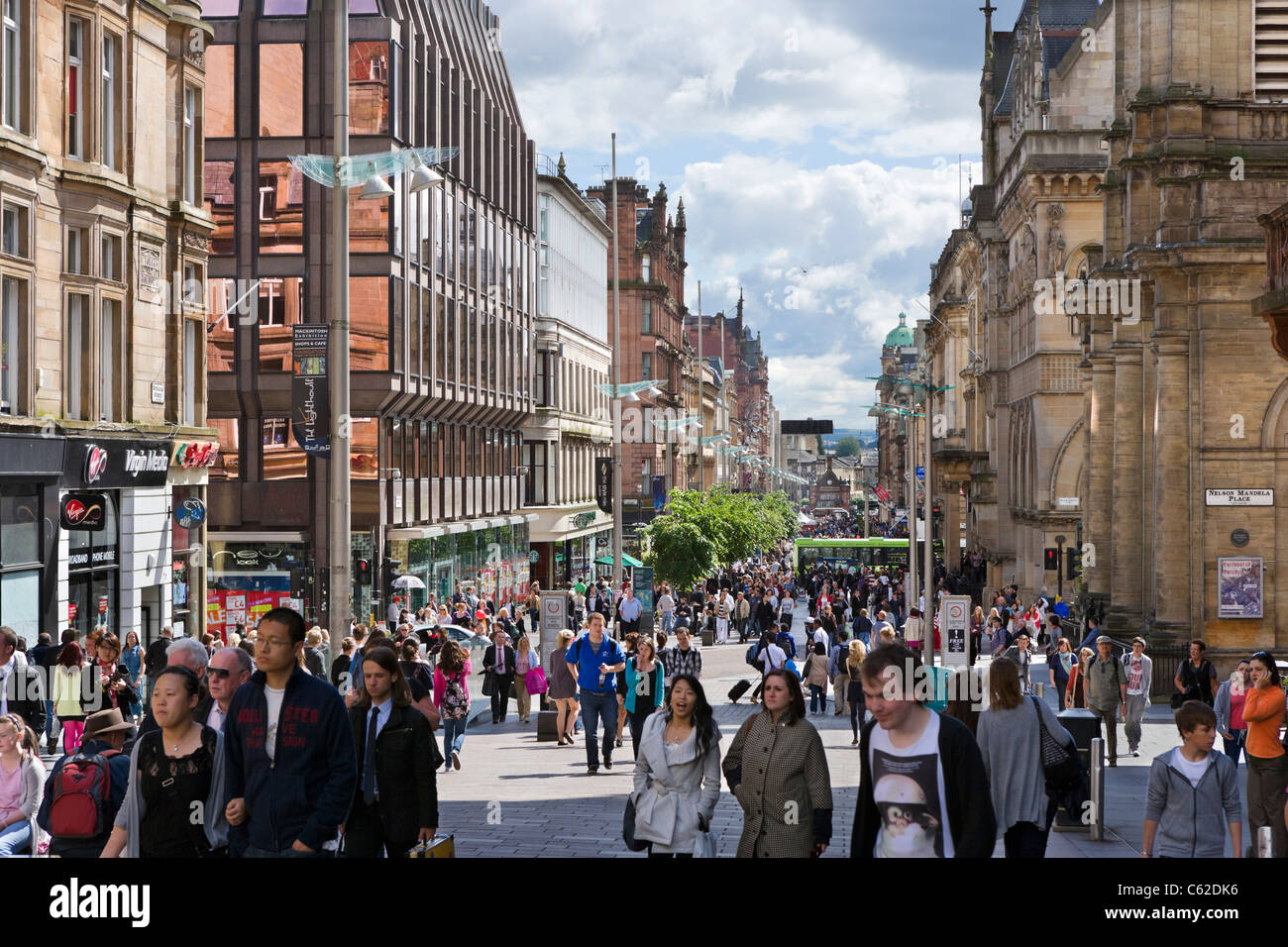 Ver abajo Buchanan Street desde el extremo de la calle Sauchiehall Street, Glasgow, Escocia, Reino Unido Foto de stock