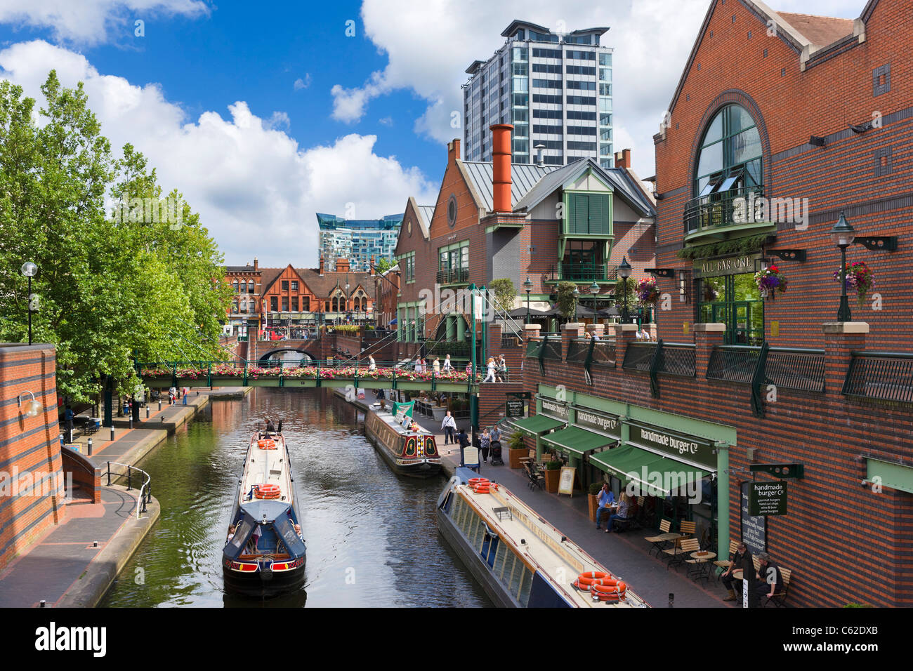 Narrowboats delante de los restaurantes en el canal, en Brindley Place, Birmingham, West Midlands, Inglaterra, Reino Unido. Foto de stock