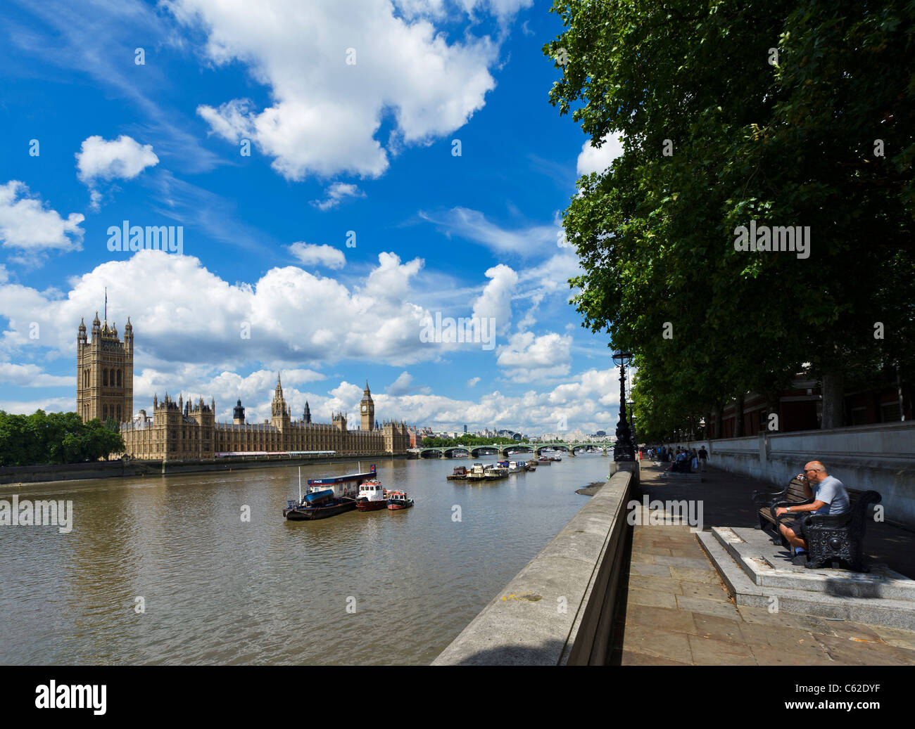 El río Támesis y las Casas del Parlamento, visto desde la orilla sur con el puente de Westminster en la distancia, Londres, Inglaterra Foto de stock