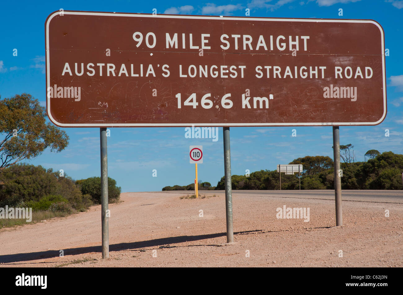 Las 90 millas en línea recta, el tramo más largo del camino recto en el continente de Australia Foto de stock