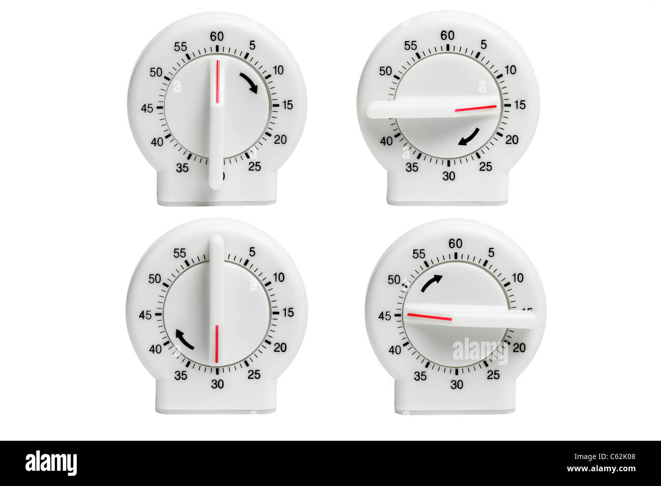 Colección de temporizadores de cocina mostrando ajuste de cuadrante en diferentes momentos sobre fondo blanco. Foto de stock