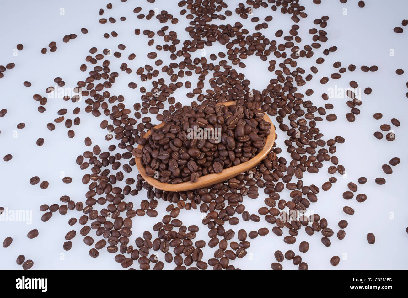 Los granos de café en un tazón Foto de stock
