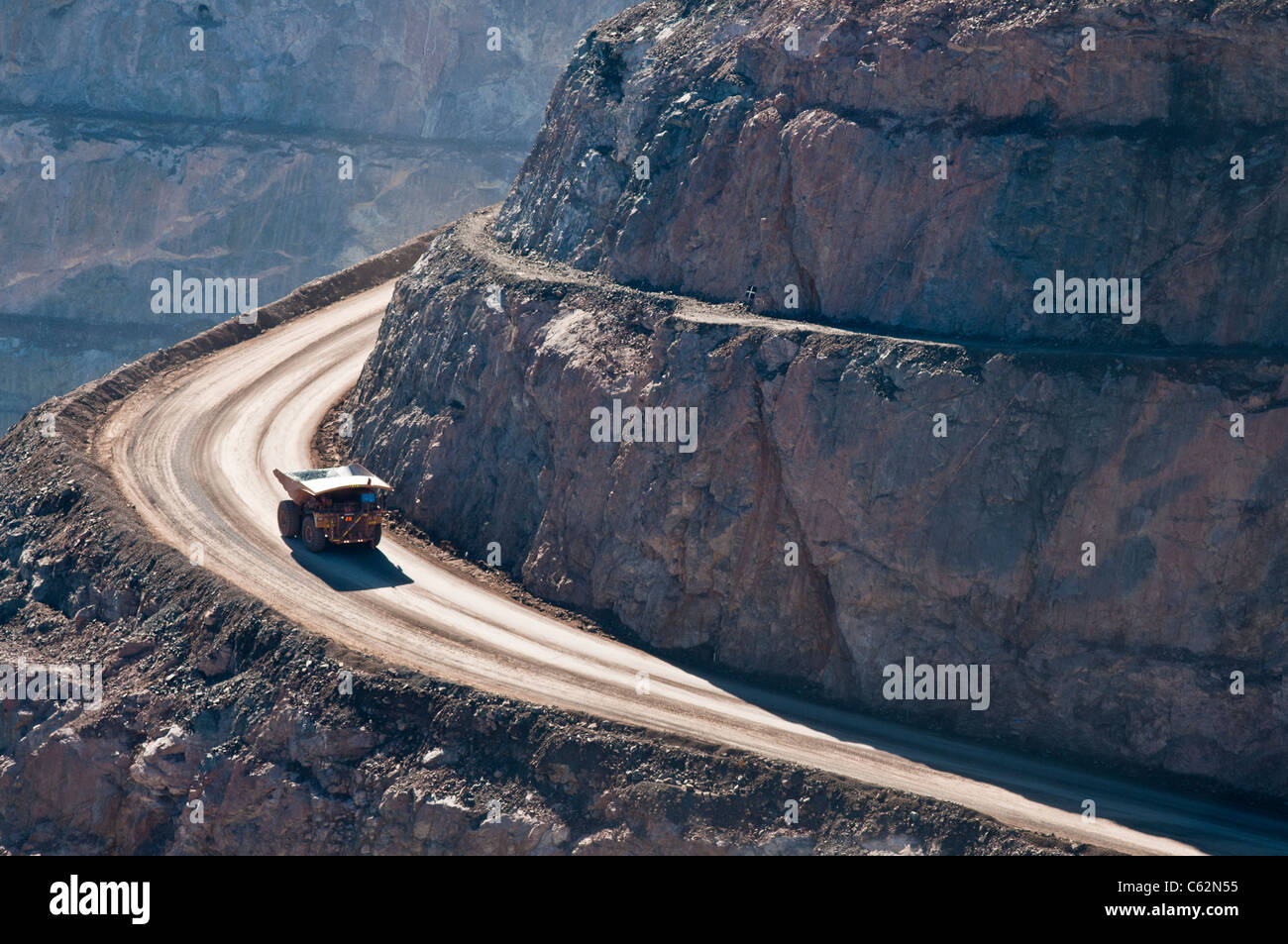 Camión minero desciende en la mina de oro a cielo super Kalgoorlie, en el oeste de Australia. Foto de stock