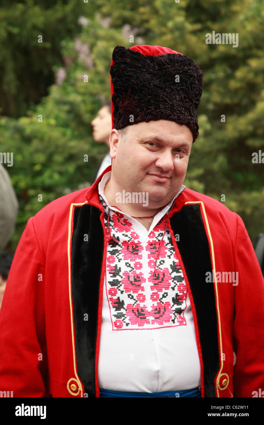 Bulgaria, Veliko Tarnovo, el hombre con traje tradicional Fotografía de  stock - Alamy