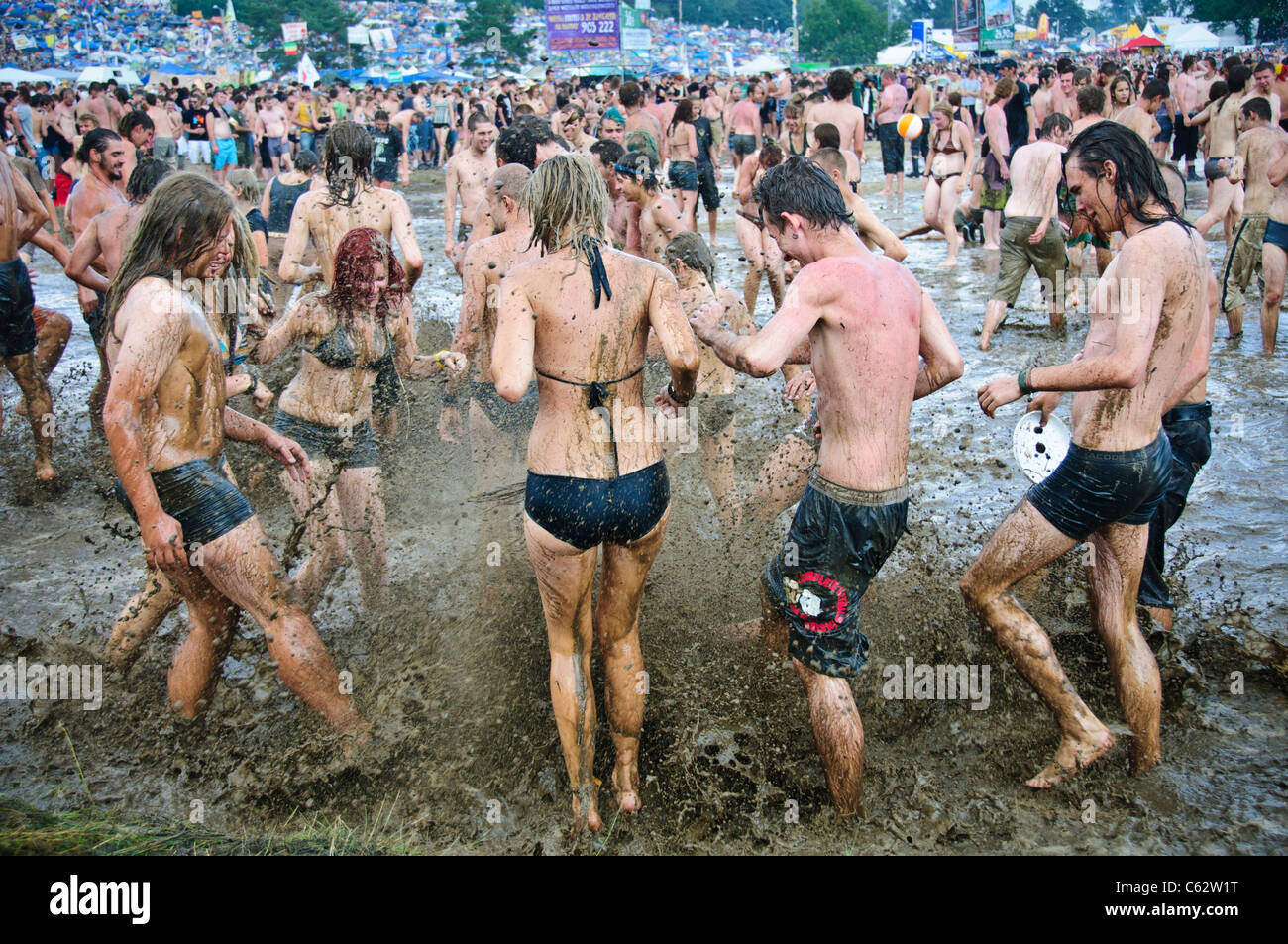 La gente bailando en el barro en el Przystanek Woodstock - al aire libre más grande de Europa festival en Kostrzyn, Polonia Foto de stock