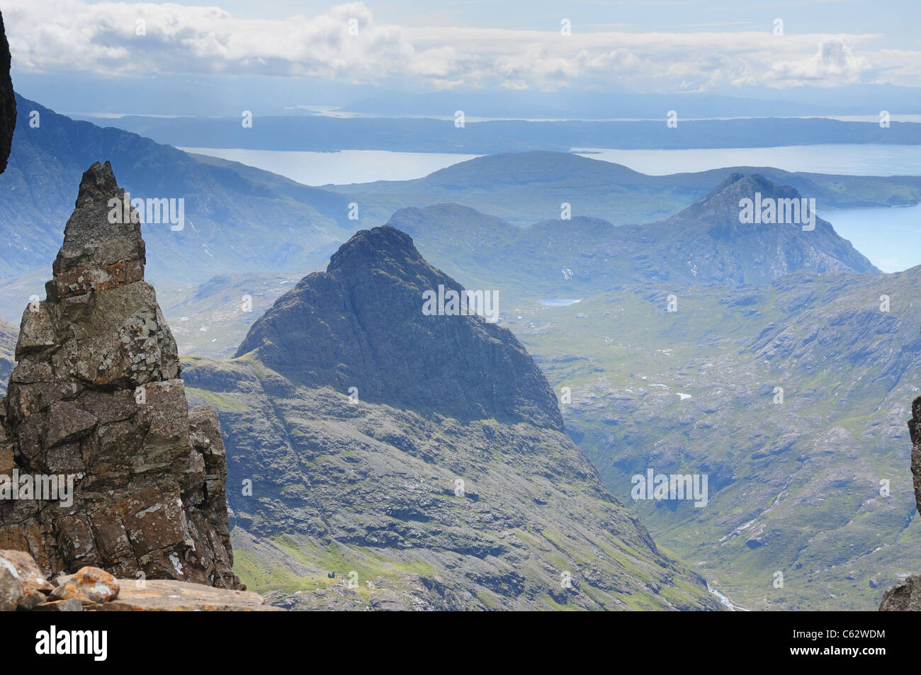 Vista desde el Bealach nan piojos hacia Sgurr na h-Uamha y Sgurr na Stri, Black Cuillin, Isla de Skye Foto de stock