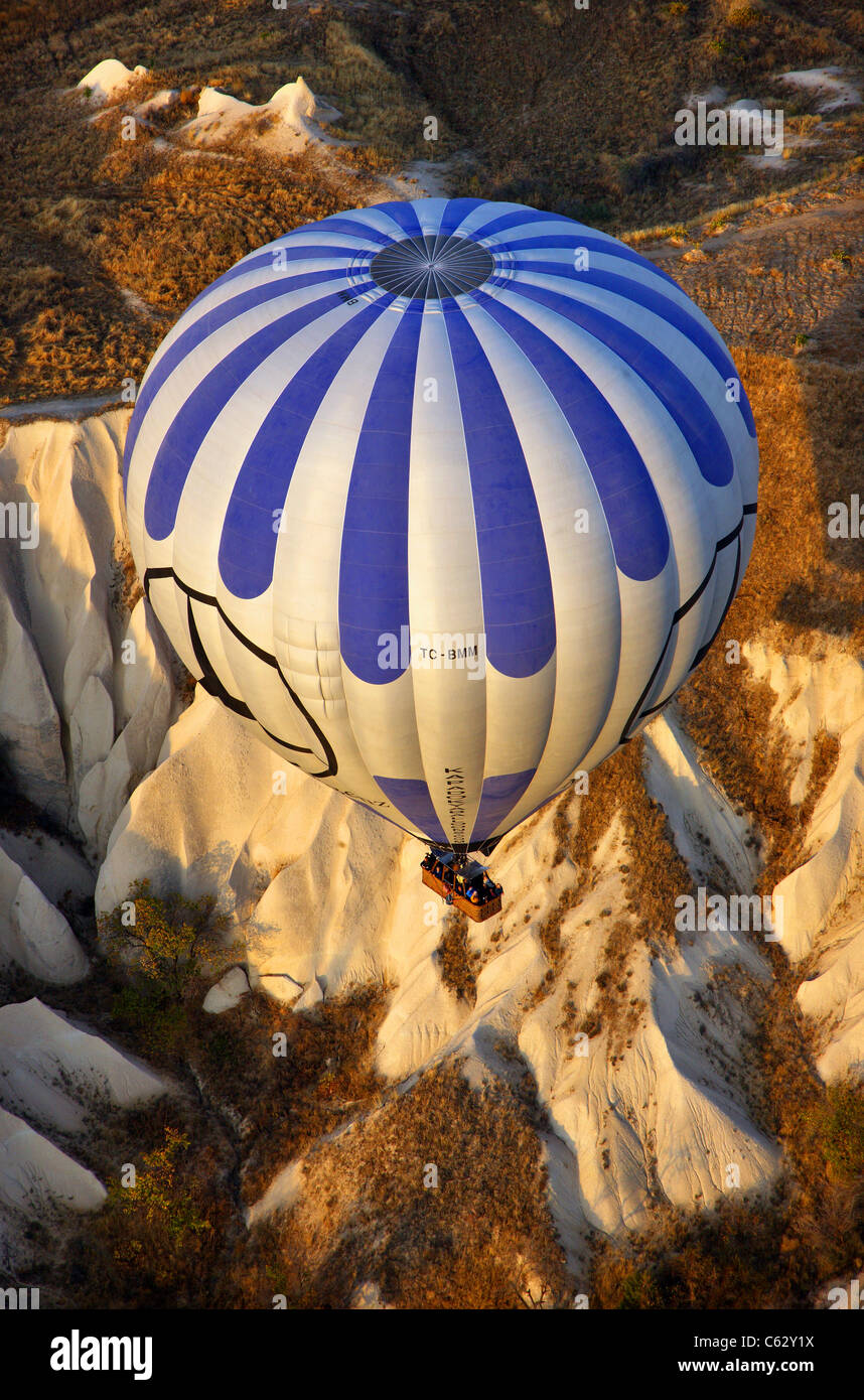 Vuelo en globo de aire caliente por encima del espectacular paisaje de Capadocia Foto de stock
