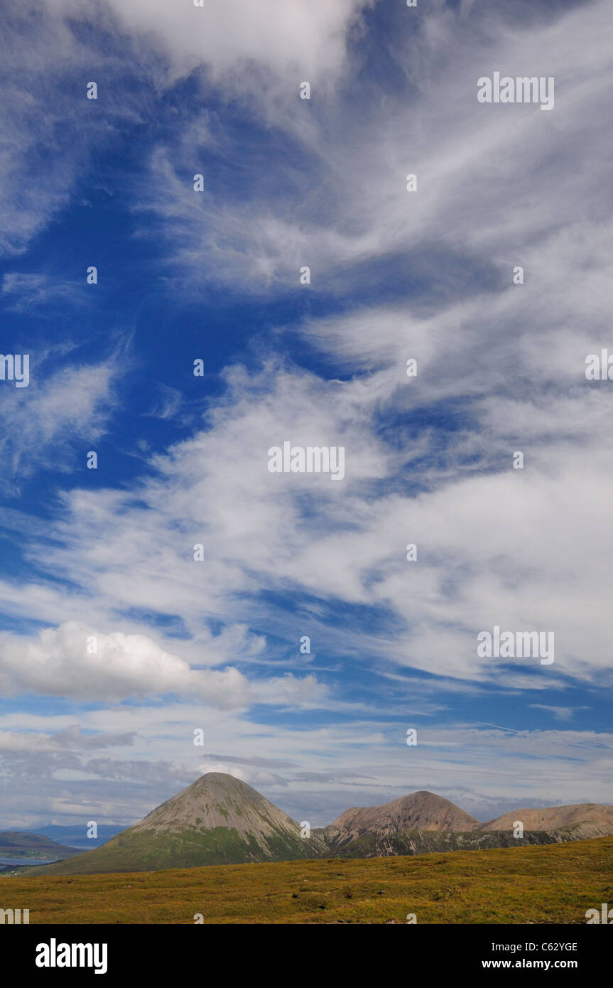 Espectacular tenues cielos nublados por encima Glamaig, Isla de Skye, Escocia Foto de stock