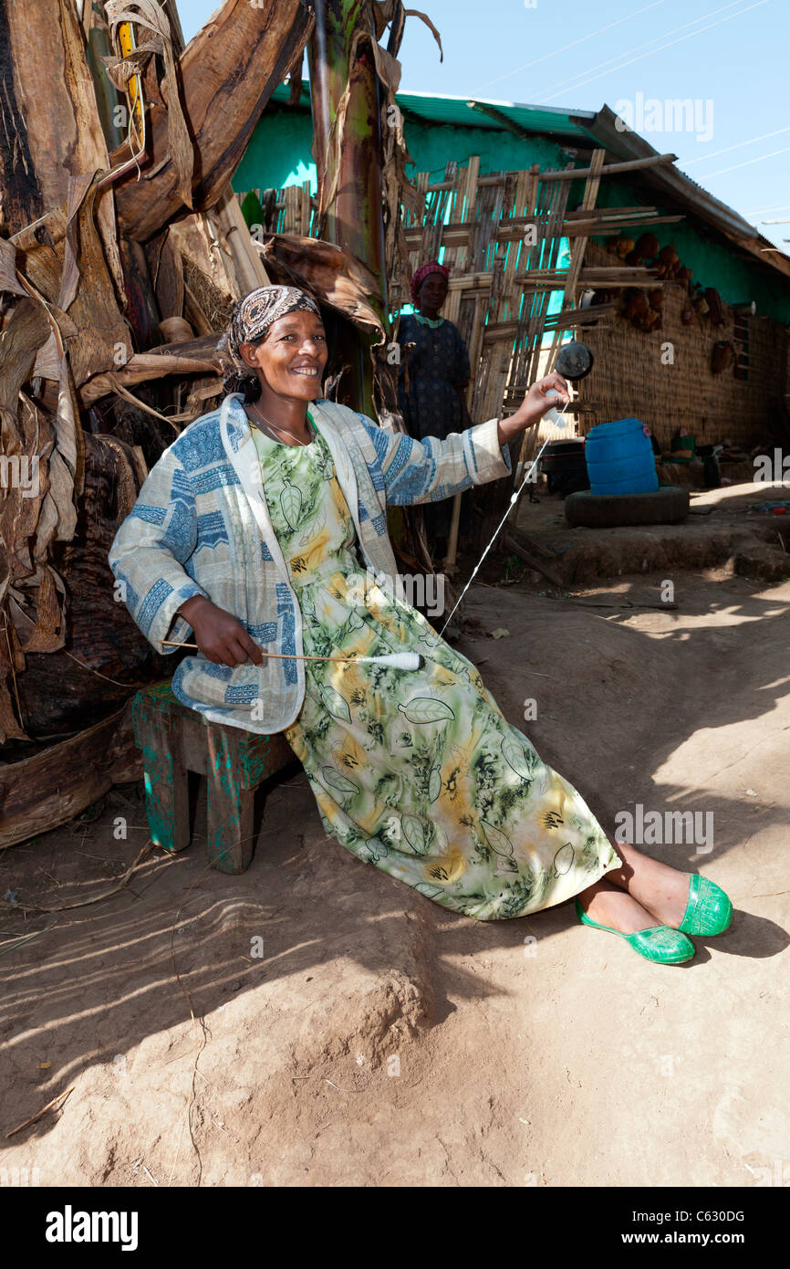 Un Dorze tribeswoman algodón hilado en la aldea de Chencha, cerca de Arba Minch, en el valle de Omo, en el sur de Etiopía, África. Foto de stock