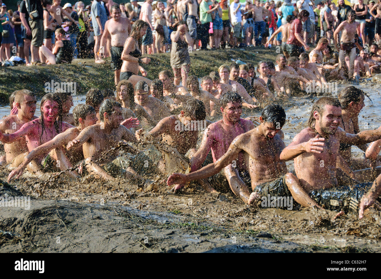 Los jóvenes se divierten en el barro en el Przystanek Woodstock - al aire libre más grande de Europa festival en Kostrzyn, Polonia Foto de stock