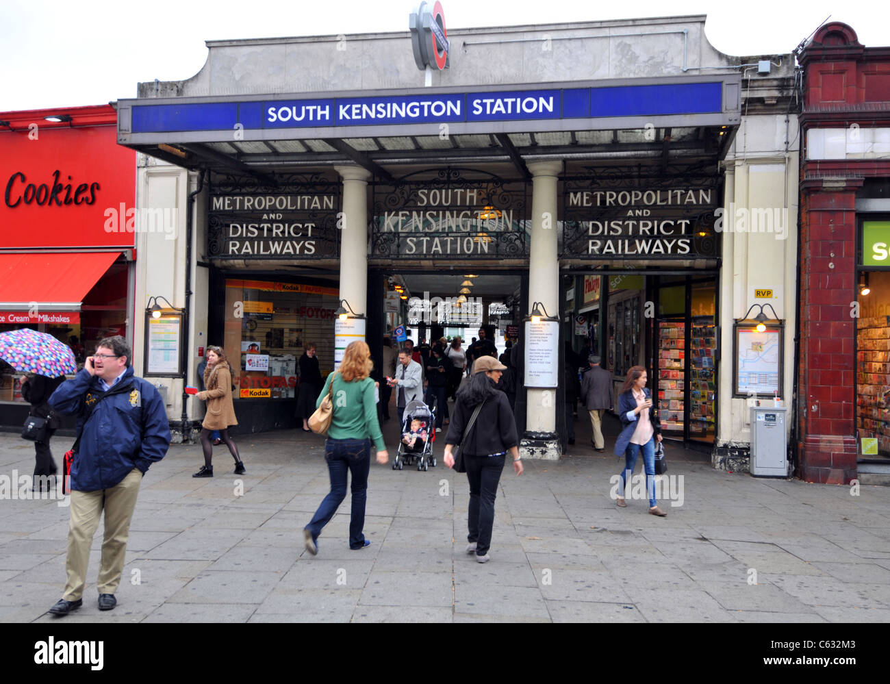 La estación South Kensington, Londres, Inglaterra, Reino Unido Foto de stock