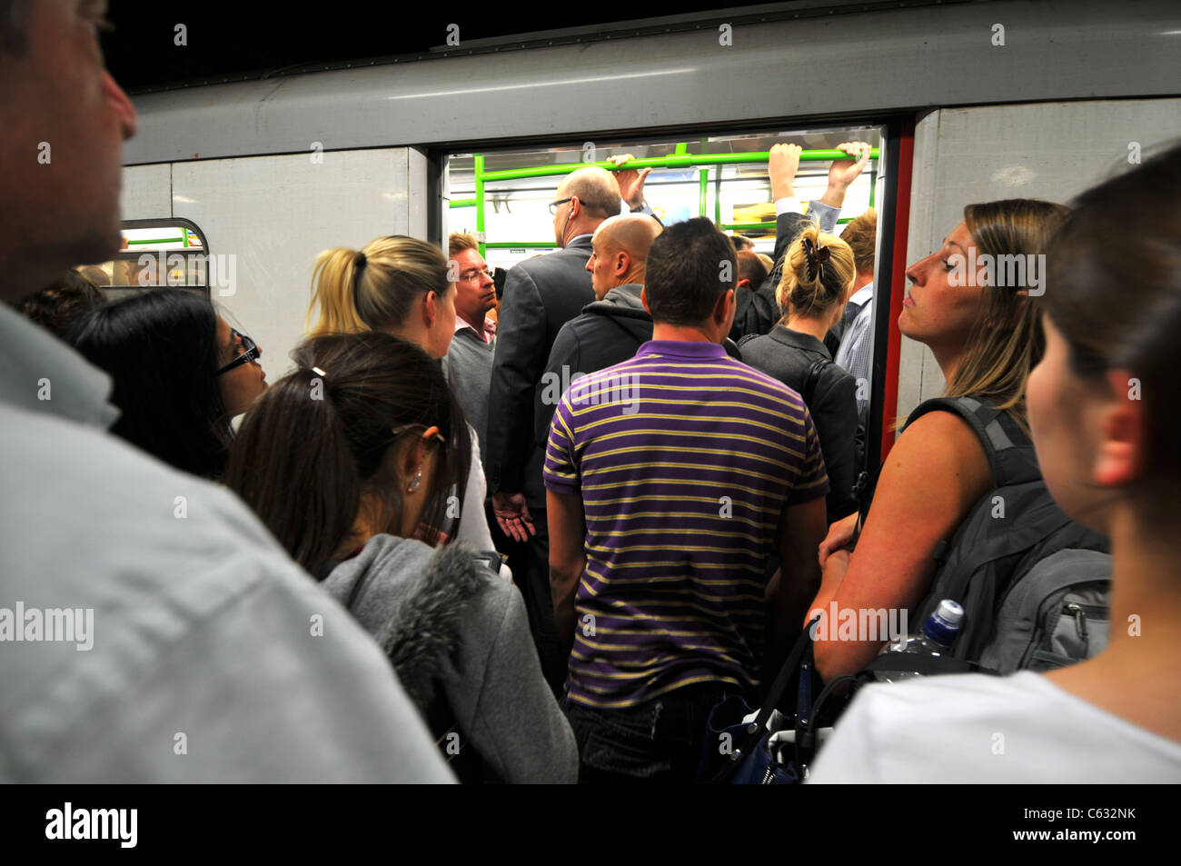 Rush Hour, Metro de Londres, la estación de metro de South Kensington, Londres, Inglaterra, Reino Unido Foto de stock