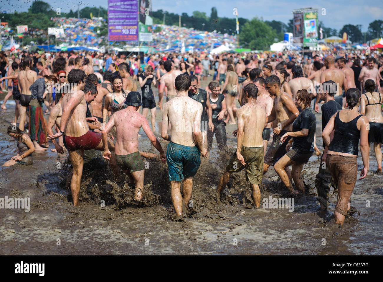 Los jóvenes se divierten en el barro en el Przystanek Woodstock - al aire libre más grande de Europa festival en Kostrzyn, Polonia Foto de stock