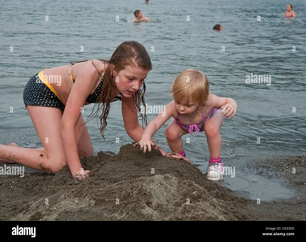 Trajes De Bano Para Niñas En La Playa Fotos e Imágenes de stock - Página 3  - Alamy