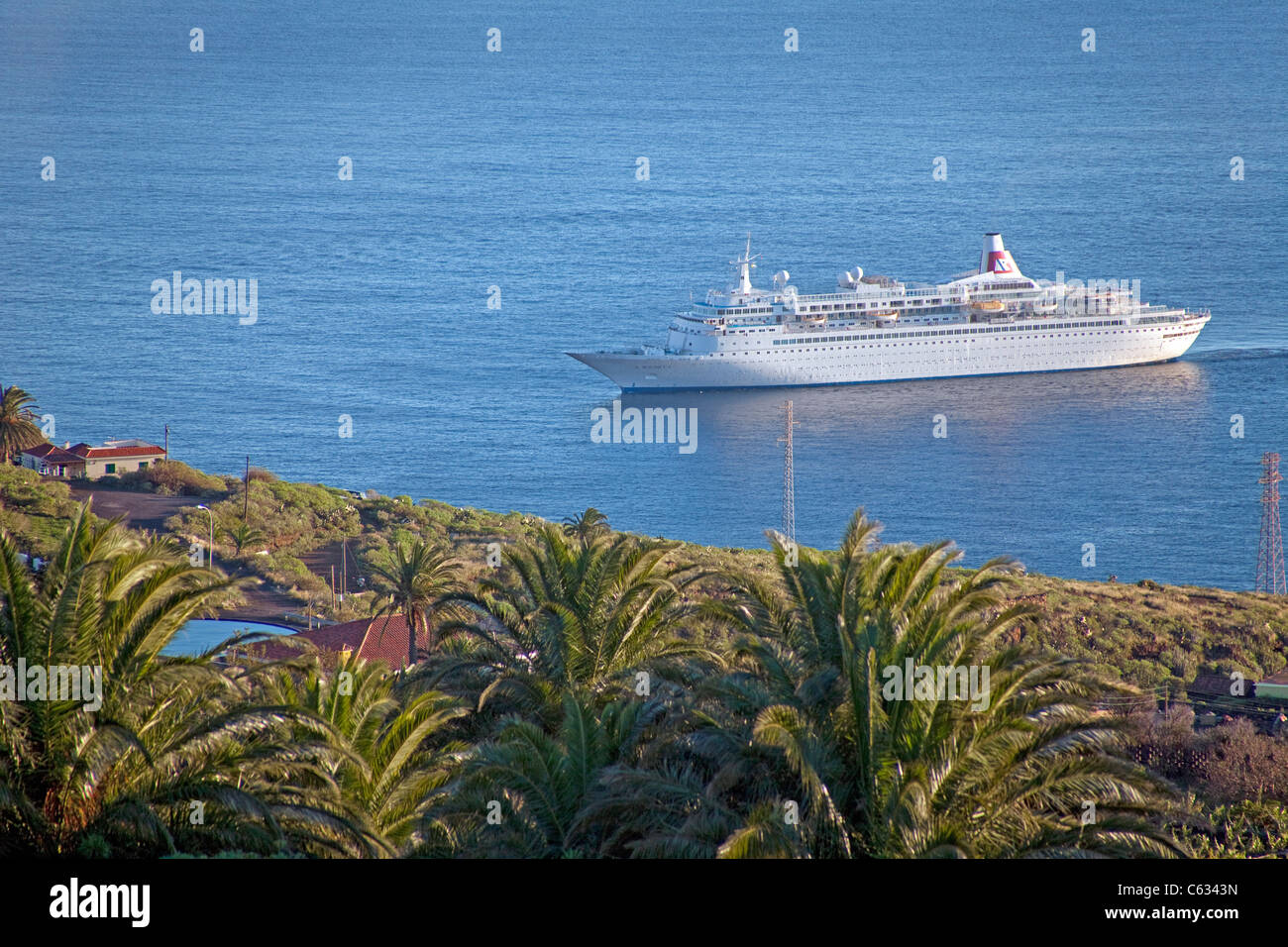 El barco crucero Boudicca en la costa cerca de Santa Cruz, La Palma, Islas Canarias, España, Europa Foto de stock