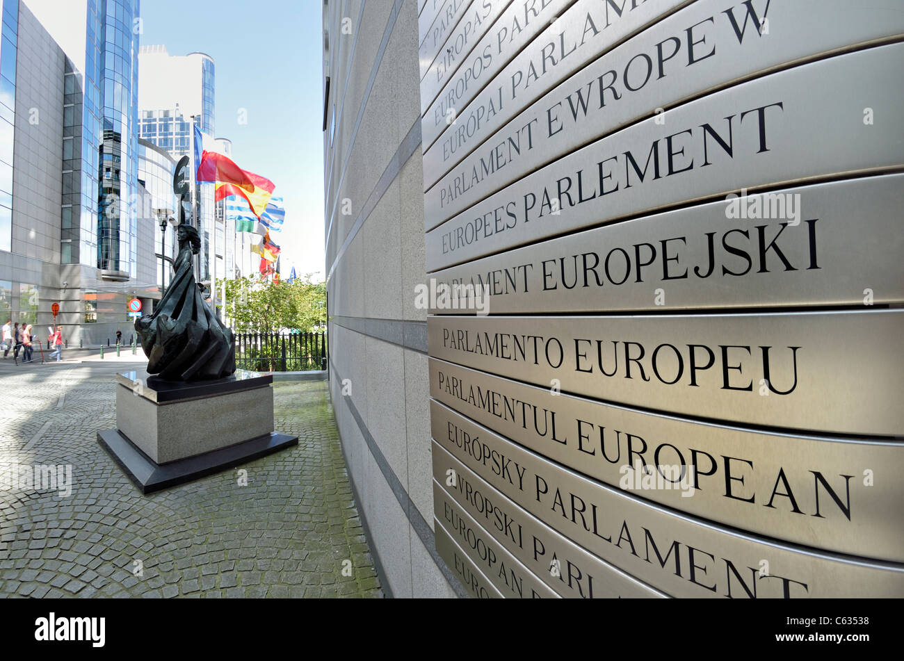 Bruselas / Bruxelles, Bélgica. Edificio del Parlamento Europeo (1993) multilingüe sign - "Parlamento Europeo" en todos los idiomas. Foto de stock