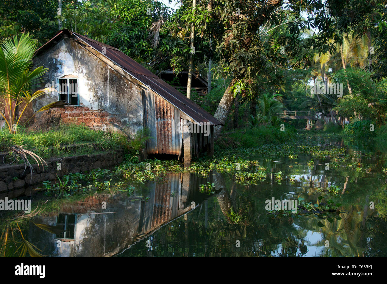 Antigua casa junto al canal remansos de Kerala en el sur de la India Foto de stock