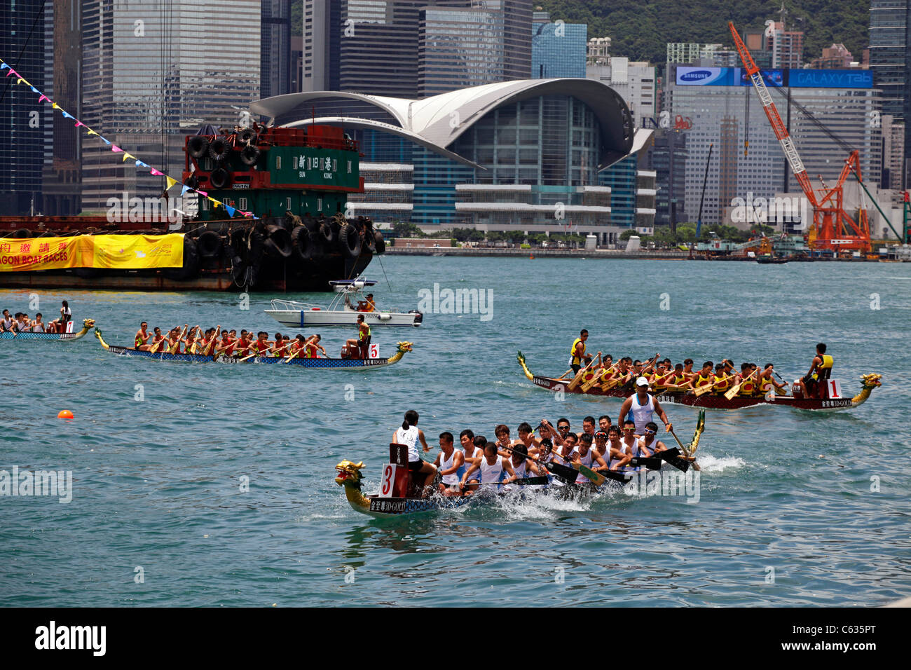Los Barcos Dragón regatas en el puerto de Hong Kong, China Foto de stock