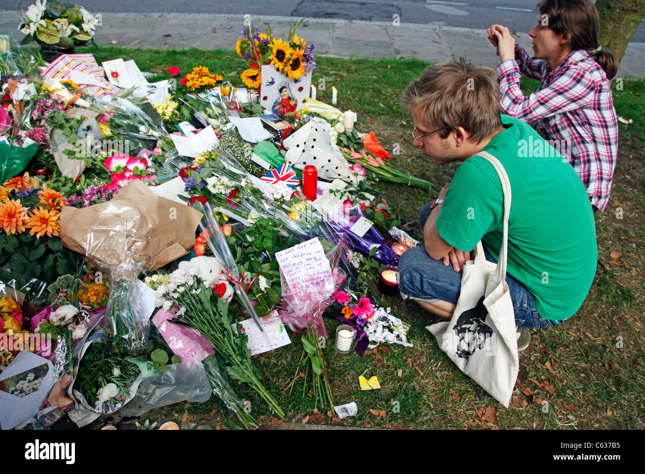 Flores dejadas por los dolientes en Camden Square fuera de la casa de Amy Winehouse tras su muerte, en Londres, Inglaterra Foto de stock