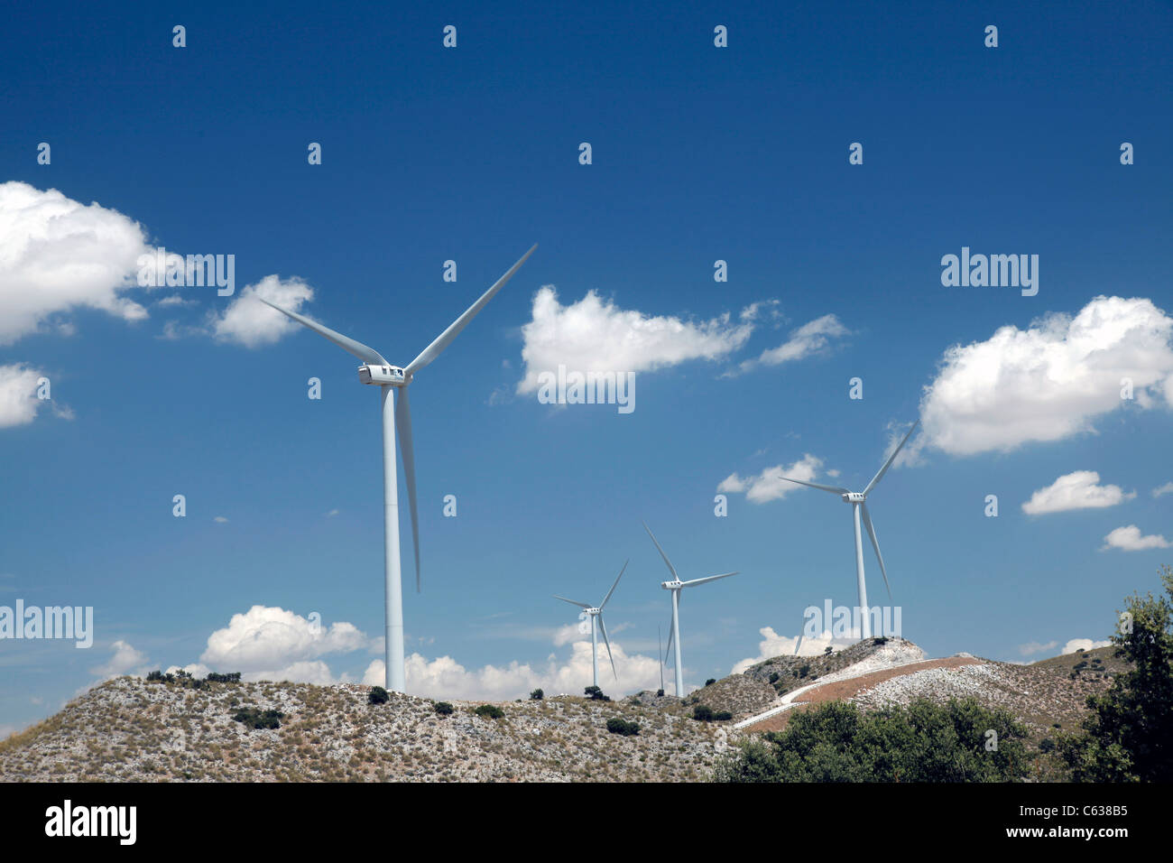 Las turbinas movidas por el viento, la generación de electricidad. Foto de stock