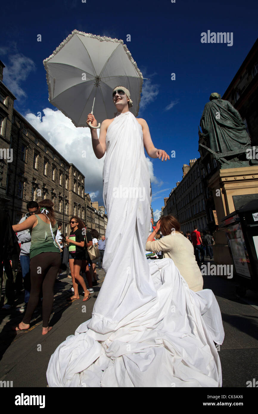 Fringe intérpretes promover su muestra en la Royal Mile de Edimburgo, durante el Festival de Edimburgo de 2011 Foto de stock