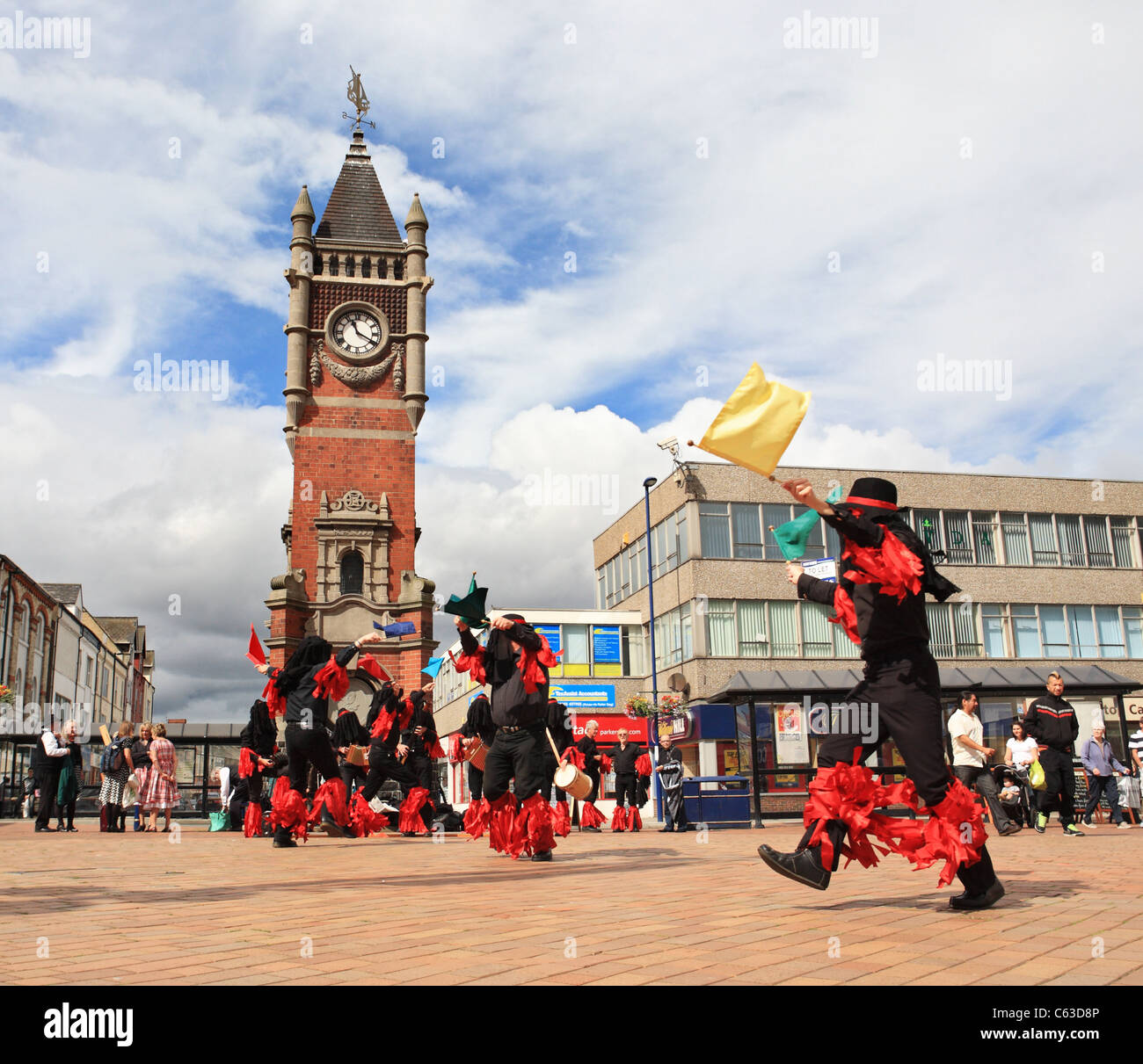 Morris bailarines "Bandera y hueso Gang' actuarán en el Festival Folklórico de Redcar, Redcar y Cleveland, al Noreste de Inglaterra, Reino Unido. Foto de stock