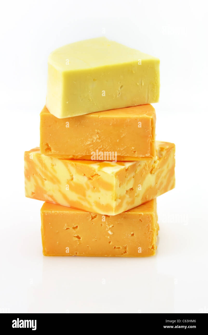 Surtido de quesos bloques sobre un fondo blanco. Foto de stock